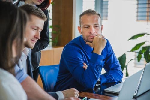 Homme qui réfléchit à des questions sur le logiciel WeNégoce et le domaine du négoce en matériaux de construction